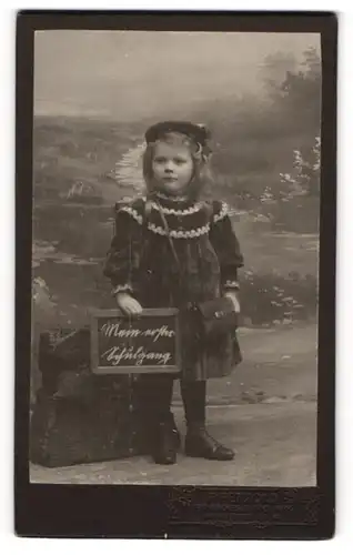 Fotografie P. Petzold, Brandeburg / Havel, niedliches Mädchen Trudchen zum Schulanfang mit Ranzen