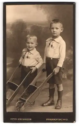 Fotografie Otto Heinrich, Frankfurt / Oder, zwei niedliche junge Knaben mit Schubkarren