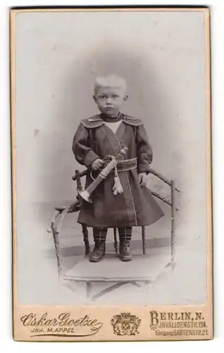 Fotografie Oskar Goetze, Berlin, kleines Mädchen im Kleid mit Blechtrompete