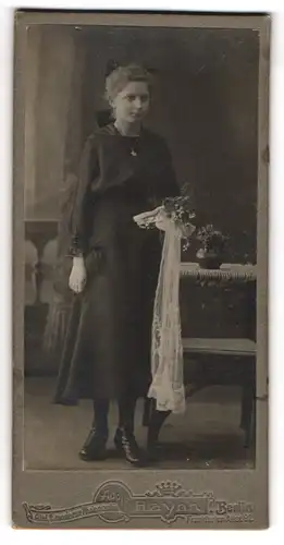 Fotografie Adolf Haynn, Berlin, junges Mädchen Trudchen zur Kommunion im schwarzen Kleid, 1918