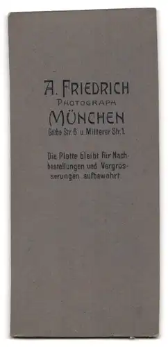 Fotografie A. Friedrich, München, junger Knabe zu seiner Kommunion mit Kerze