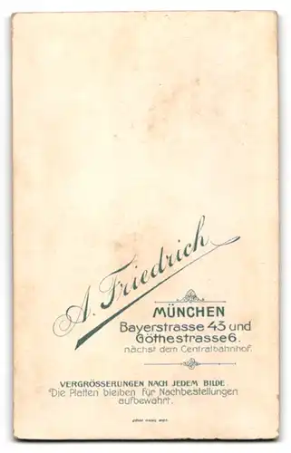 Fotografie A. Friedrich, München, Knabe im dunklen Kommunionsanzug mit Kerze