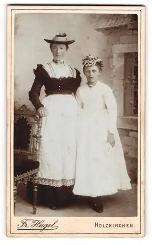 Fotografie Fr. Hugel, Holzkirchen, Mutter im Trachtenkleid mit Tochter im Kommunionskleid