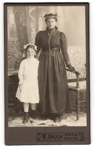 Fotografie M. Hauch, Prien, Mutter und Tochter zur Erstkommunion im Atelier