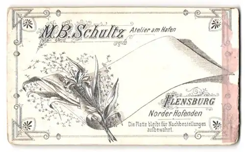 Fotografie M. B. Schultz, Flensburg, Banderole mit Trockenblumen nebst Anschrift des Fotografen