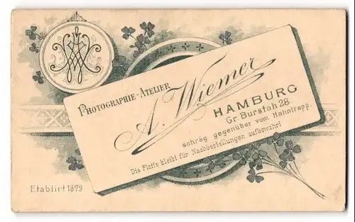 Fotografie A. Wiemer, Hamburg, Monogramm des Fotografen nebst Anschrift auf Visitenkarte