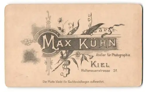 Fotografie Max Kühn, Kiel, Anschrift des Ateliers mit floraler Verzierung