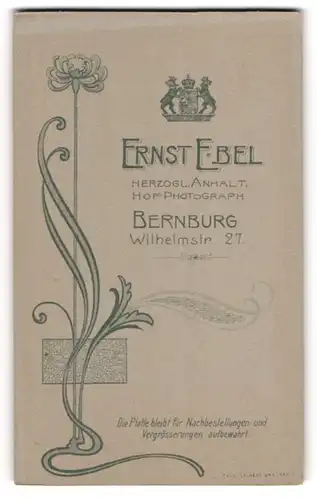 Fotografie Ernst Ebel, Bernburg, Wilhelmstr. 27, königliches Wappen über Anschrift des Ateliers, Blume im Jugendstil