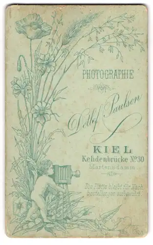 Fotografie Detlef Paulsen, Kiel, Kehdenbrück 30, Däumling mit Plattenkamera im hohen Gras