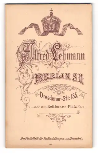 Fotografie Alfred Lehmann, Berlin, Dresdener-Str. 135, königliche Krone über Anschrift des Atelier