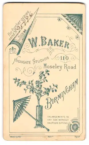 Fotografie W. Baker, Brimingham, Moseley Road 110, Blumenvase nebst Bambusschirm und Anschrift des Ateliers