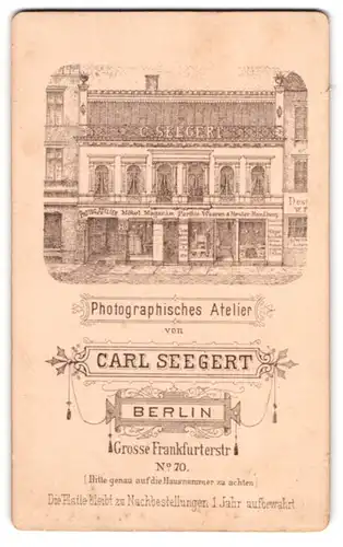 Fotografie Carl Seegert, Berlin, Gr. Frankfurterstr. 70, Frontansicht des Ateliersgebäude mit Schaufester