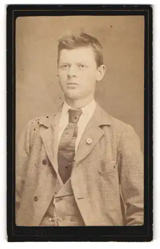 Fotografie F. Volinsky, Beronne, Junger Herr im Anzug mit Krawatte