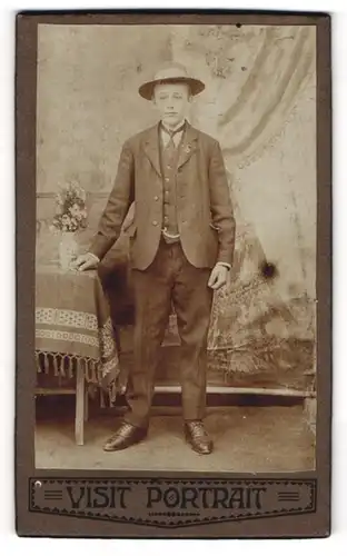 Fotografie unbekannter Fotograf und Ort, Junger Herr im Anzug mit Krawatte