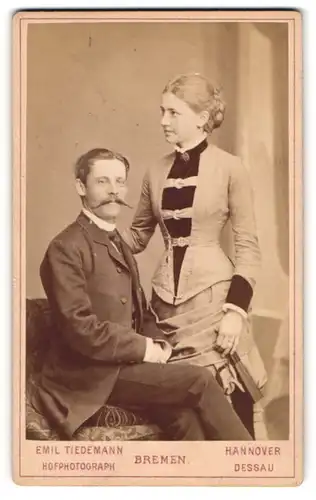 Fotografie Emil Tiedemann, Bremen, Richtweg 12, Junges Paar in modischer Kleidung