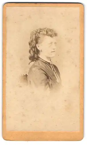 Fotografie W. Jandera, Wildenschwert, Junge Dame mit moderner Frisur