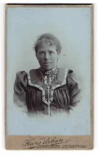 Fotografie Hans Urban, Straubing, Landau a. Isar, Bürgerliche Dame mit zurückgebundenem Haar