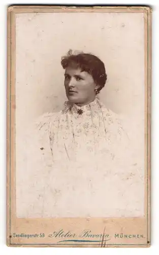 Fotografie Atelier Bavaria, München, Sendlinger-Str. 59, Bürgerliche Dame mit zurückgebundenem Haar