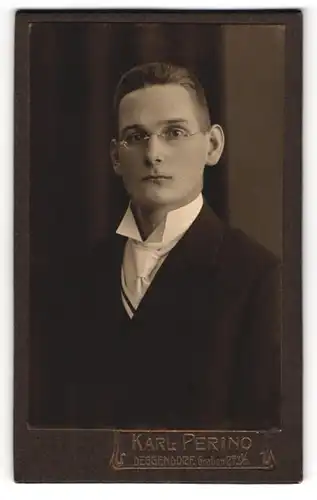 Fotografie Karl Perino, Deggendorf, Graben 273 1 /2, Elegant gekleideter Student mit Brille