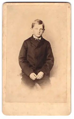 Fotografie W. L. Kruse, Garding, Osterstrasse, Halbwüchsiger Knabe im Anzug mit Fliege