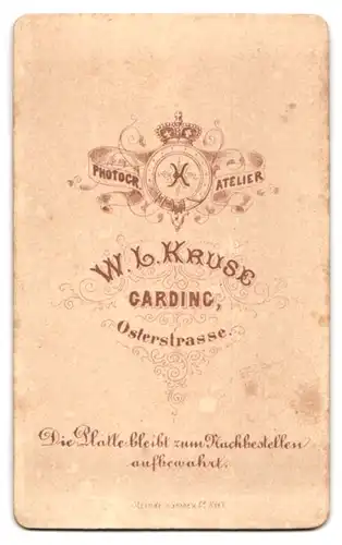 Fotografie W. L. Kruse, Garding, Osterstrasse, Halbwüchsiger Knabe im Anzug mit Fliege