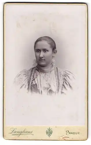 Fotografie J. F. Langhans, Prag, Wassergasse 37, Junge Dame mit zurückgebundenem Haar