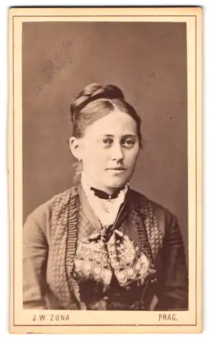 Fotografie J. W. Luna, Prag, Ferdinandstr. 1014, Junge Dame mit Hochsteckfrisur