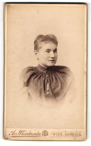 Fotografie A. Markreiter, Wien-Hernals, Kirchengasse 59, Dornerplatz, Junge Dame im gepunkteten Kleid