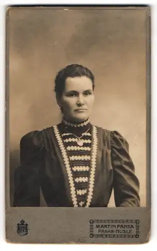 Fotografie Martin Fanta, Praha-Nusle, Havlickova tr. c. 160, Bürgerliche Dame mit Medaillon