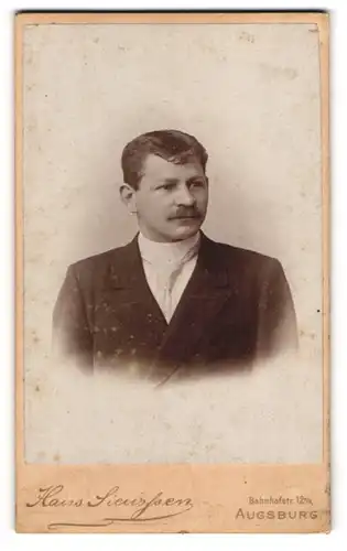 Fotografie Hans Siemssen, Augsburg, Bahnhofstr. 12 1 /2, Elegant gekleideter Herr mit Oberlippenbart