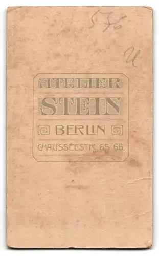 Fotografie Wilhelm Stein, Berlin, Chaussee-Strasse 65 /66, Kleines Mädchen in Mantel und Mütze