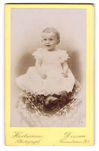 Fotografie Hartmann, Dessau, Franzstrasse 24b, Kleines Kind mit kurzen blonden Haaren im Spitzenkleid