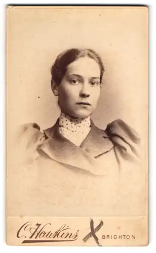 Fotografie C. Hawkins, Brighton, Preston Street, Ernste junge Dame mit Puffärmeln und Pünktchenbluse