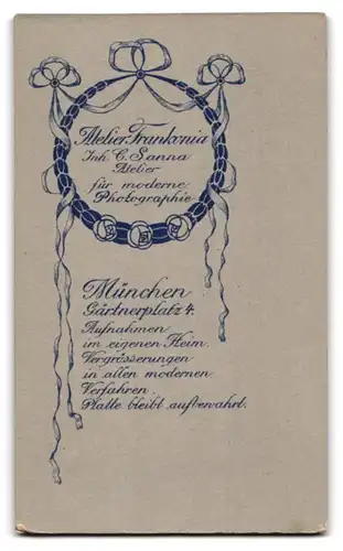 Fotografie Atelier Frankonia, München, Gärtnerplatz 4, Herr im eleganten Dreiteiler und Dame mit Strohhut und Gürtel