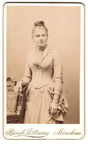 Fotografie Bernh. Dittmar, München, Amalienstrasse 6, Junge Dame mit Dutt und Armbanduhr