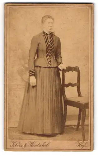 Fotografie Klotz & Hentschel, Hof, In der Allee, Dame mit Brosche in einem Kleid mit Faltenrock