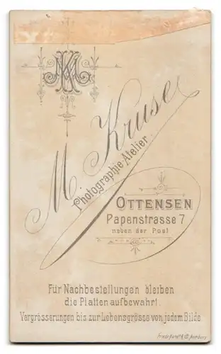 Fotografie M. Kruse, Ottensen, Papenstrasse 7, Knabe mit Fliege in Zweireiher und kurzen Hosen