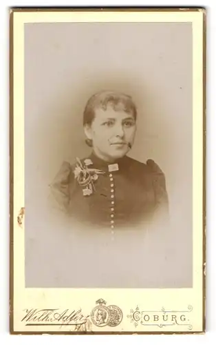 Fotografie Wilhelm Adler, Coburg, Allee 6, Junge Dame mit eckiger Brosche und Ansteckblumen