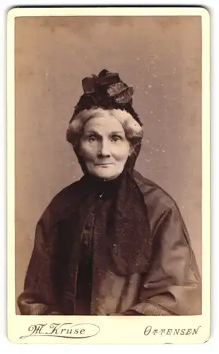 Fotografie M. Kruse, Ottensen, Papenstrasse 7, Ältere Dame mit Kopfbedeckung in Schwarz