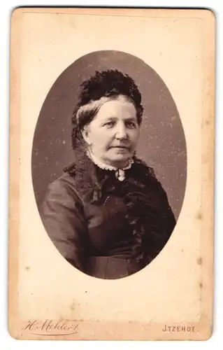 Fotografie H. Mehlert, Itzehoe, Breite Strasse 14, Dame mit Brosche und schwarzer Kopfbedeckung