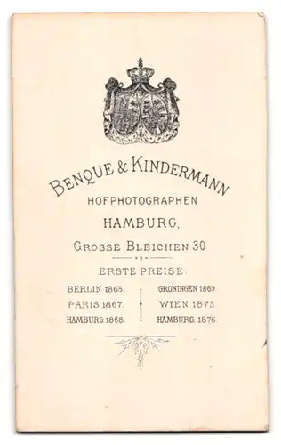 Fotografie Benque & Kindermann, Hamburg, Grosse Bleichen 30, Bürgerliches Paar in eleganter dunkler Kleidung