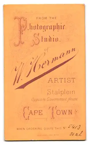 Fotografie W. Hermann, Cape Town, Stalplein, Junger Mann mit Schnurrbart und Fliege