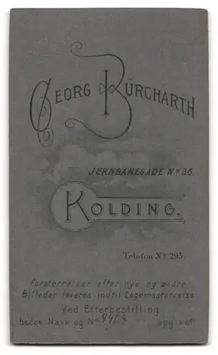 Fotografie Georg Burcharth, Kolding, Jernbanegade 36, Heitere junge Dame mit Rüschen-Strohhut und Zierschleife