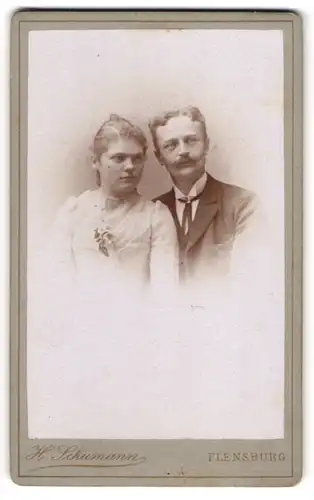 Fotografie H. Schumann, Flensburg, Holm 1, Junges Paar im Sonntagsstaat