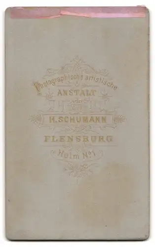 Fotografie H. Schumann, Flensburg, Holm 1, Junges Paar im Sonntagsstaat