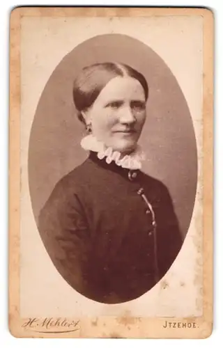 Fotografie H. Mehlert, Itzehoe, Breite Strasse 14, Ältere Dame mit Spitzenkragen, Ohrschmuck und Brosche