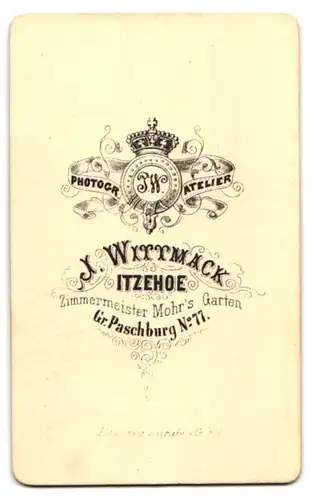 Fotografie J. Wittmack, Itzehoe, Gr. Paschburg 77, Älterer Bürgerlicher im Dreiteiler mit Backenbart und Strohhut