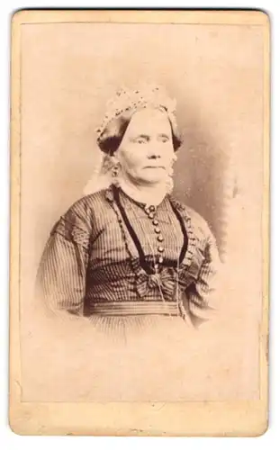 Fotografie J. Giese, Itzehoe, Feldschmiede 109, Ältere Dame mit ernstem Blick und heller Kopfbedeckung