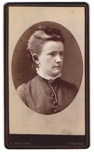 Fotografie H. Mehlert, Itzehoe, Dame mit Haarschmuck, Brosche und Spitzenkragen