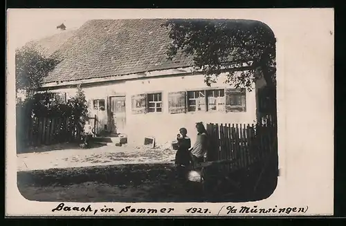 Foto-AK Baach o /a Münsingen, Wohnhaus mit Kindern